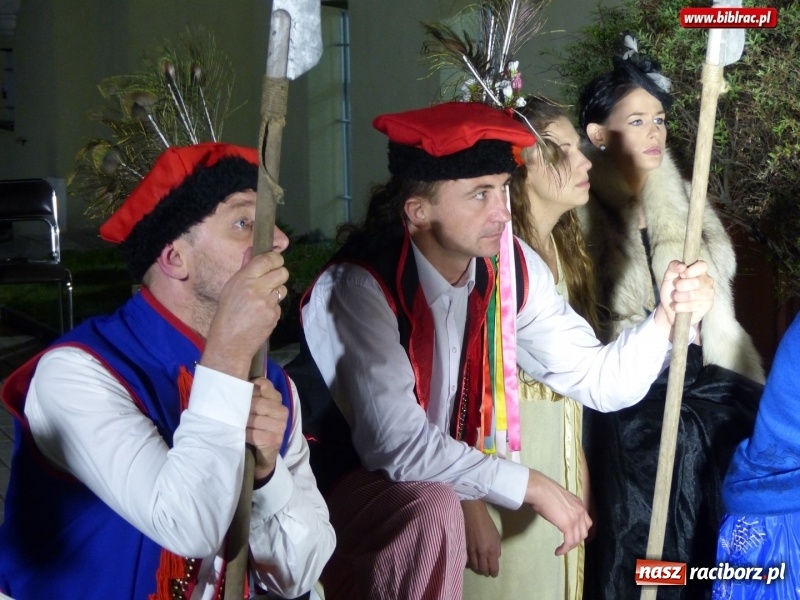 Zdjęcie w galerii na portalu naszraciborz.pl: Spektakl Wesele Teatru Wodzisławskiej Ulicy w ramach Narodowego Czytania wiadomości z regionu