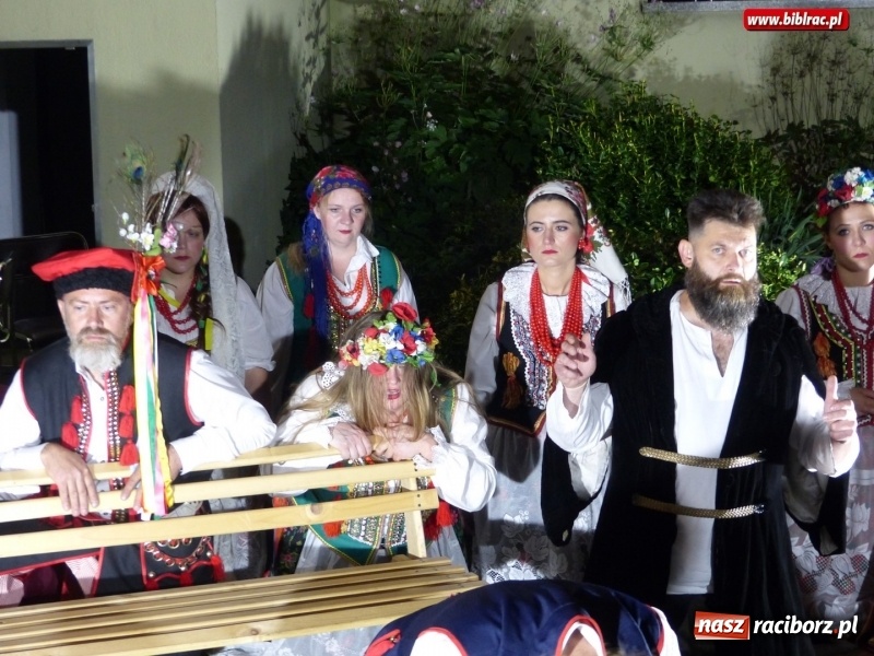 Zdjęcie w galerii na portalu naszraciborz.pl: Spektakl Wesele Teatru Wodzisławskiej Ulicy w ramach Narodowego Czytania wiadomości z regionu