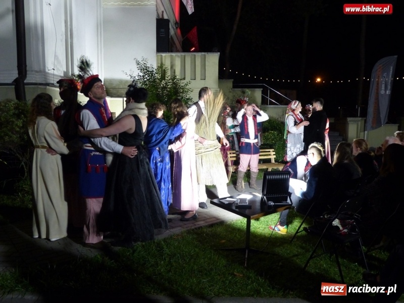 Zdjęcie w galerii na portalu naszraciborz.pl: Spektakl Wesele Teatru Wodzisławskiej Ulicy w ramach Narodowego Czytania wiadomości z regionu