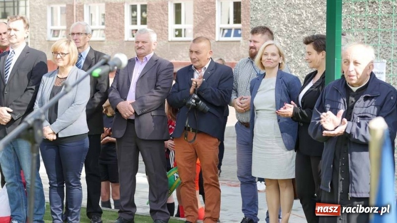 Zdjęcie w galerii na portalu naszraciborz.pl: Sekretarz strzelił gola, czyli boisko otwarte! wiadomości z regionu