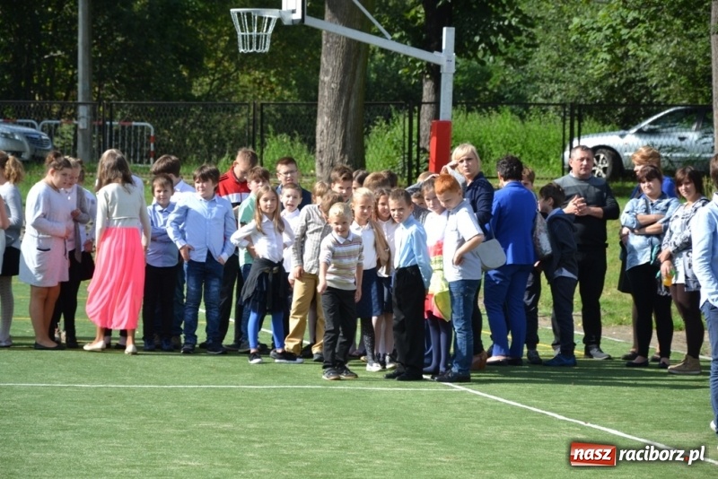Zdjęcie w galerii na portalu naszraciborz.pl: Sekretarz strzelił gola, czyli boisko otwarte! wiadomości z regionu