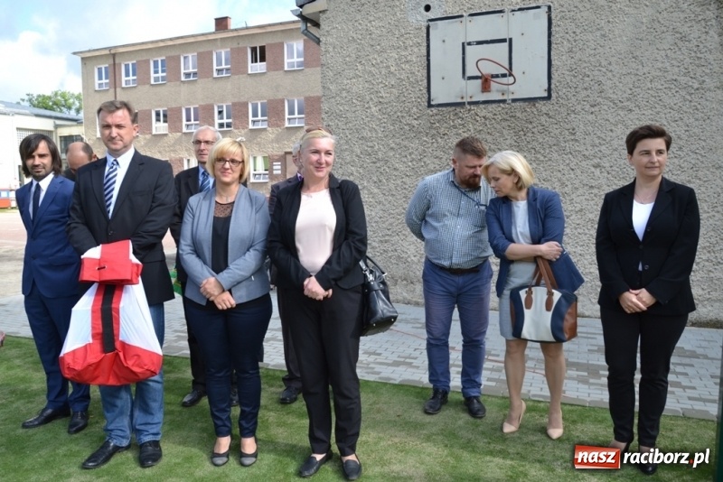 Zdjęcie w galerii na portalu naszraciborz.pl: Sekretarz strzelił gola, czyli boisko otwarte! wiadomości z regionu