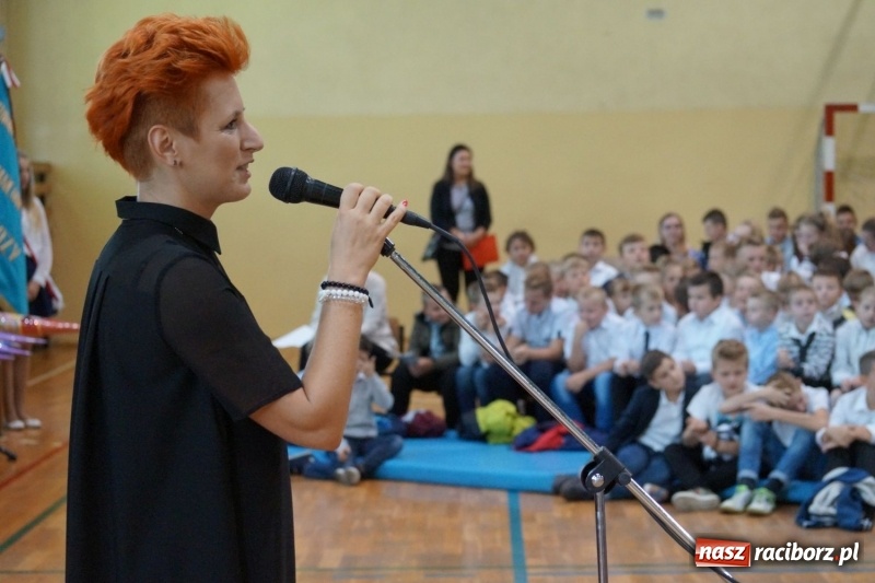 Zdjęcie w galerii na portalu naszraciborz.pl: Po nowemu i staremu, czyli rozpoczęcie roku szkolnego w Nędzy  wiadomości z regionu