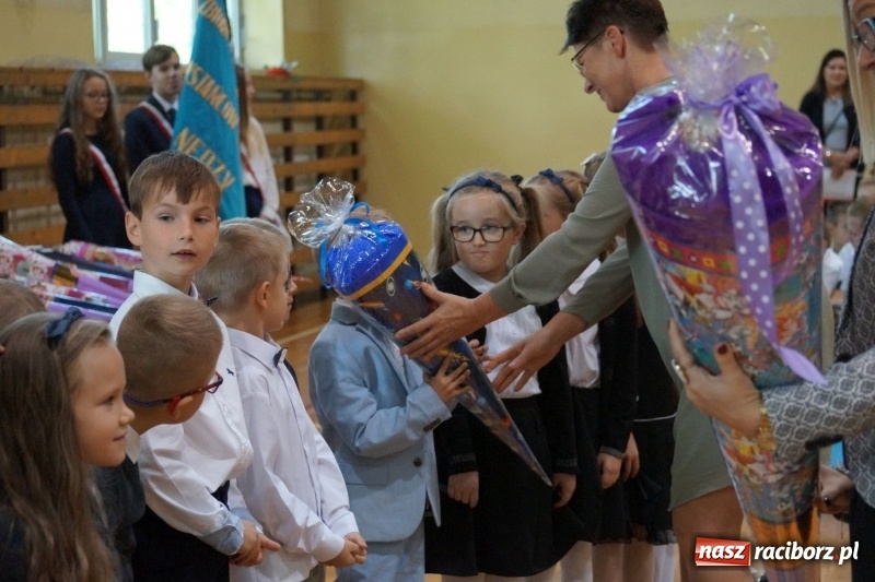 Zdjęcie w galerii na portalu naszraciborz.pl: Po nowemu i staremu, czyli rozpoczęcie roku szkolnego w Nędzy  wiadomości z regionu