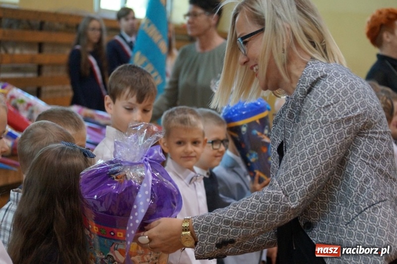 Zdjęcie w galerii na portalu naszraciborz.pl: Po nowemu i staremu, czyli rozpoczęcie roku szkolnego w Nędzy  wiadomości z regionu