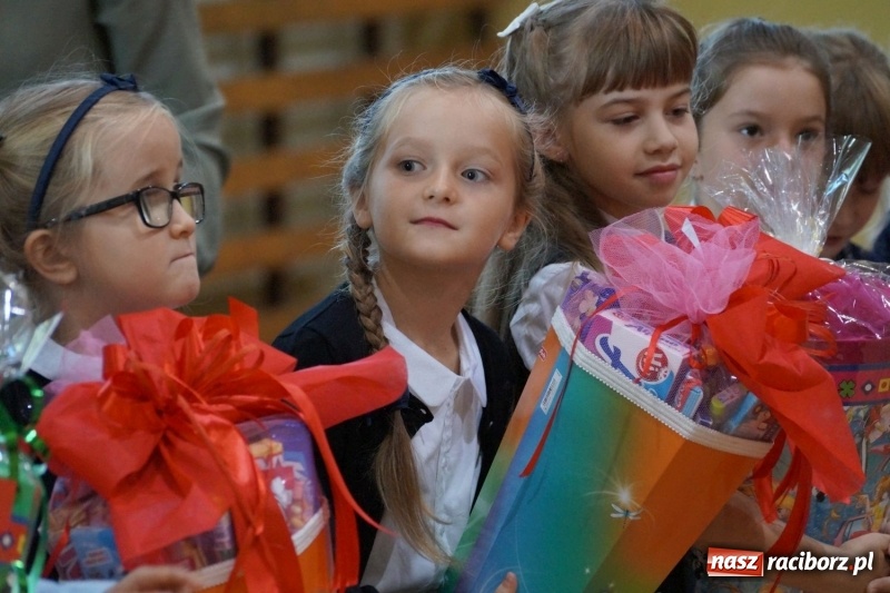Zdjęcie w galerii na portalu naszraciborz.pl: Po nowemu i staremu, czyli rozpoczęcie roku szkolnego w Nędzy  wiadomości z regionu