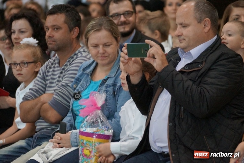Zdjęcie w galerii na portalu naszraciborz.pl: Po nowemu i staremu, czyli rozpoczęcie roku szkolnego w Nędzy  wiadomości z regionu