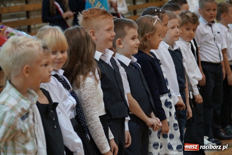 Zdjęcie w galerii na portalu naszraciborz.pl: Po nowemu i staremu, czyli rozpoczęcie roku szkolnego w Nędzy  wiadomości z regionu