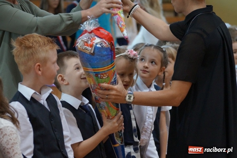 Zdjęcie w galerii na portalu naszraciborz.pl: Po nowemu i staremu, czyli rozpoczęcie roku szkolnego w Nędzy  wiadomości z regionu