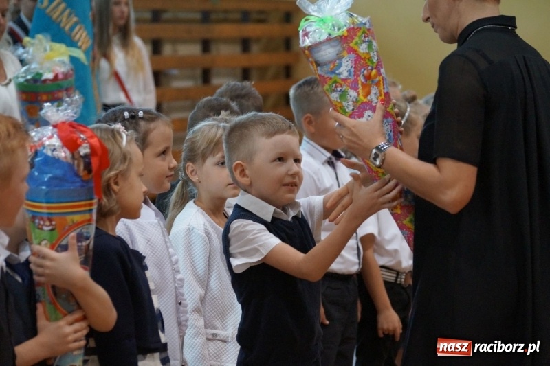 Zdjęcie w galerii na portalu naszraciborz.pl: Po nowemu i staremu, czyli rozpoczęcie roku szkolnego w Nędzy  wiadomości z regionu