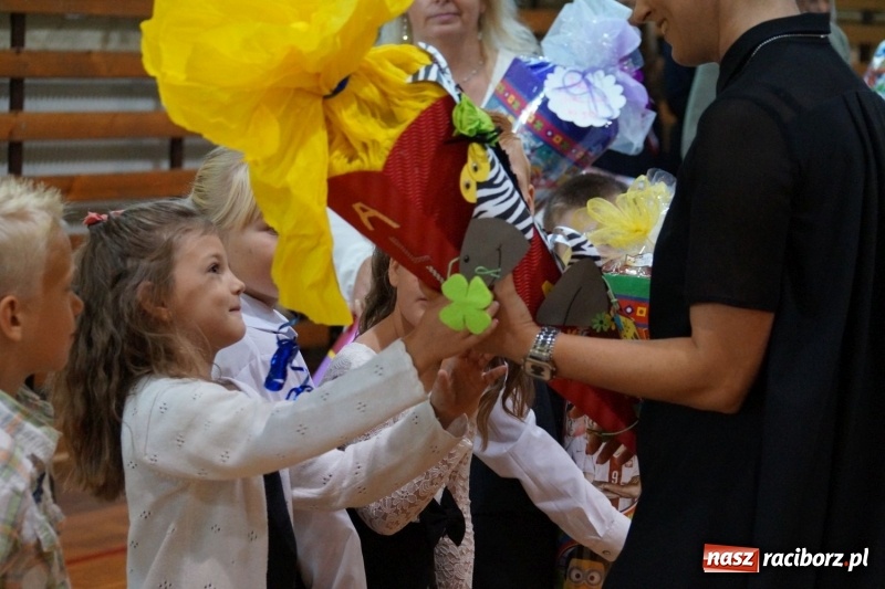 Zdjęcie w galerii na portalu naszraciborz.pl: Po nowemu i staremu, czyli rozpoczęcie roku szkolnego w Nędzy  wiadomości z regionu