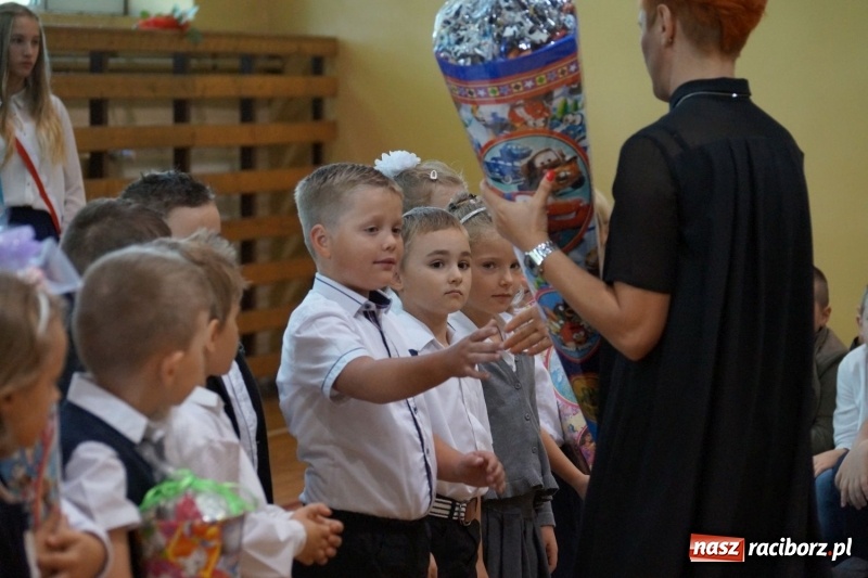 Zdjęcie w galerii na portalu naszraciborz.pl: Po nowemu i staremu, czyli rozpoczęcie roku szkolnego w Nędzy  wiadomości z regionu
