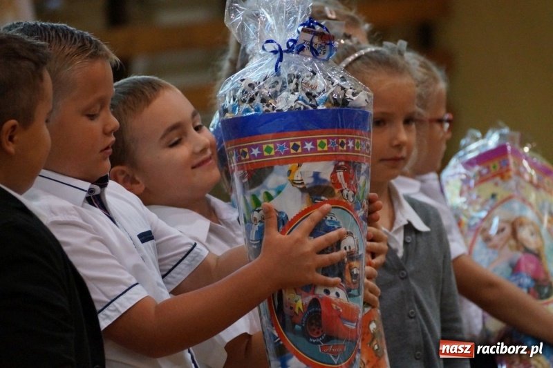Zdjęcie w galerii na portalu naszraciborz.pl: Po nowemu i staremu, czyli rozpoczęcie roku szkolnego w Nędzy  wiadomości z regionu