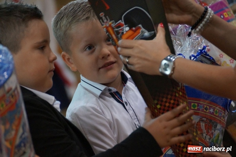 Zdjęcie w galerii na portalu naszraciborz.pl: Po nowemu i staremu, czyli rozpoczęcie roku szkolnego w Nędzy  wiadomości z regionu