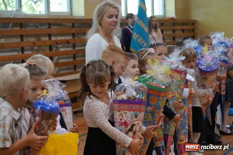 Zdjęcie w galerii na portalu naszraciborz.pl: Po nowemu i staremu, czyli rozpoczęcie roku szkolnego w Nędzy  wiadomości z regionu