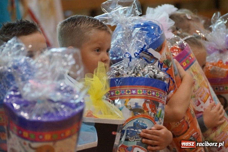 Zdjęcie w galerii na portalu naszraciborz.pl: Po nowemu i staremu, czyli rozpoczęcie roku szkolnego w Nędzy  wiadomości z regionu