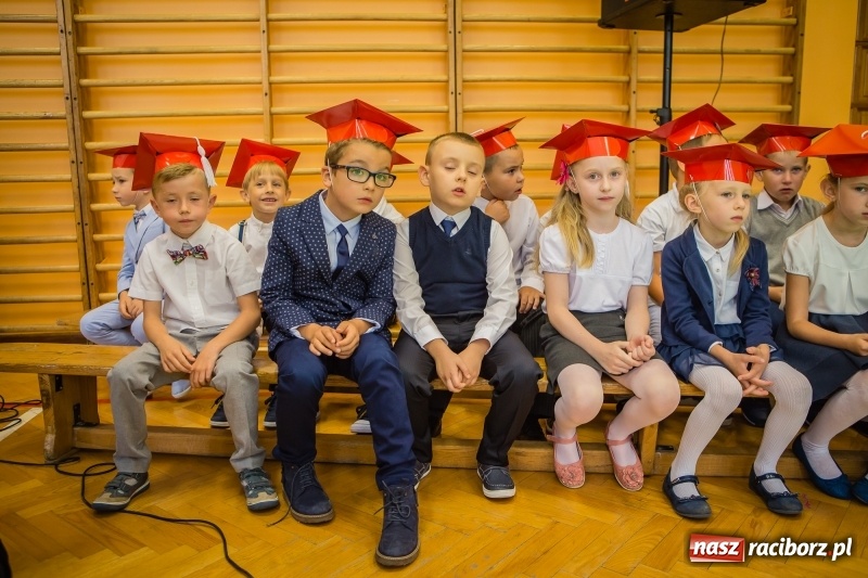 Zdjęcie w galerii na portalu naszraciborz.pl: SP 13 powitała pierwszoklasistów. Miejska inauguracja roku szkolnego 2017/2018 wiadomości z regionu