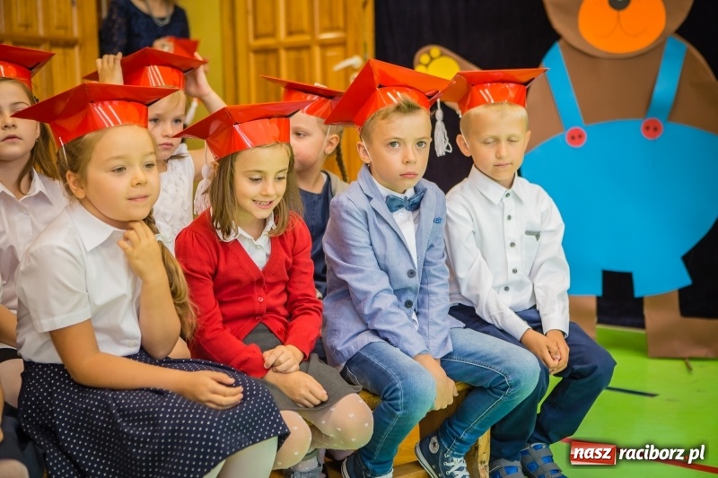 Zdjęcie w galerii na portalu naszraciborz.pl: SP 13 powitała pierwszoklasistów. Miejska inauguracja roku szkolnego 2017/2018 wiadomości z regionu