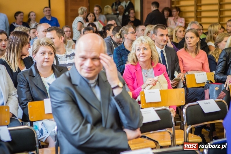 Zdjęcie w galerii na portalu naszraciborz.pl: SP 13 powitała pierwszoklasistów. Miejska inauguracja roku szkolnego 2017/2018 wiadomości z regionu