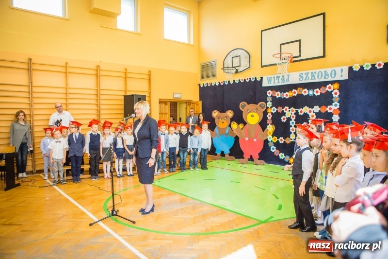 Zdjęcie w galerii na portalu naszraciborz.pl: SP 13 powitała pierwszoklasistów. Miejska inauguracja roku szkolnego 2017/2018 wiadomości z regionu
