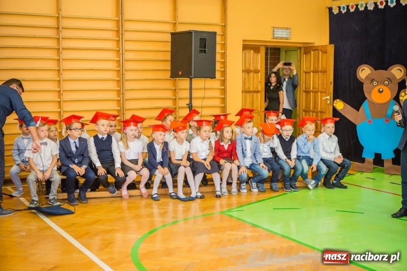 Zdjęcie w galerii na portalu naszraciborz.pl: SP 13 powitała pierwszoklasistów. Miejska inauguracja roku szkolnego 2017/2018 wiadomości z regionu