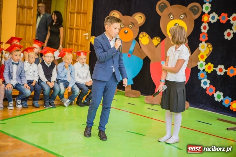 Zdjęcie w galerii na portalu naszraciborz.pl: SP 13 powitała pierwszoklasistów. Miejska inauguracja roku szkolnego 2017/2018 wiadomości z regionu