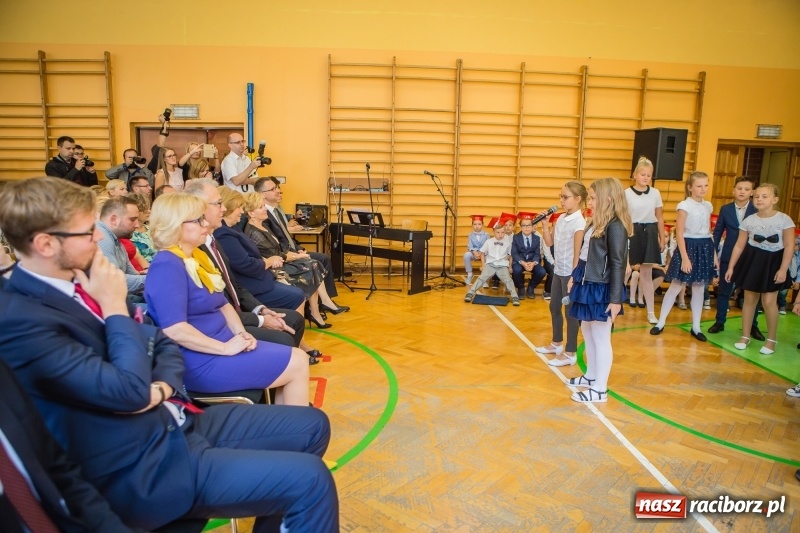 Zdjęcie w galerii na portalu naszraciborz.pl: SP 13 powitała pierwszoklasistów. Miejska inauguracja roku szkolnego 2017/2018 wiadomości z regionu