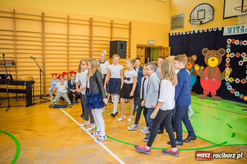 Zdjęcie w galerii na portalu naszraciborz.pl: SP 13 powitała pierwszoklasistów. Miejska inauguracja roku szkolnego 2017/2018 wiadomości z regionu