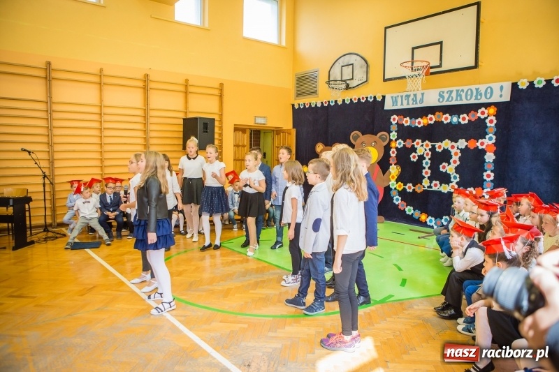 Zdjęcie w galerii na portalu naszraciborz.pl: SP 13 powitała pierwszoklasistów. Miejska inauguracja roku szkolnego 2017/2018 wiadomości z regionu