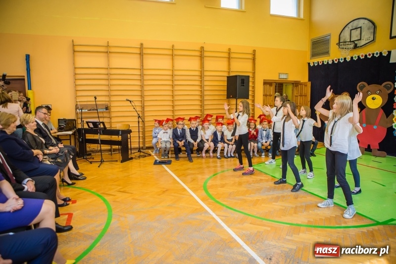 Zdjęcie w galerii na portalu naszraciborz.pl: SP 13 powitała pierwszoklasistów. Miejska inauguracja roku szkolnego 2017/2018 wiadomości z regionu