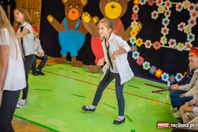 Zdjęcie w galerii na portalu naszraciborz.pl: SP 13 powitała pierwszoklasistów. Miejska inauguracja roku szkolnego 2017/2018 wiadomości z regionu