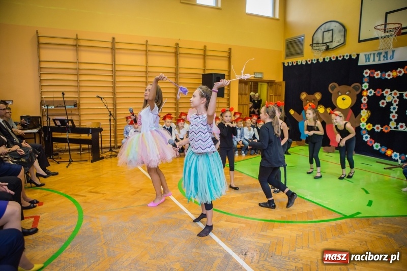 Zdjęcie w galerii na portalu naszraciborz.pl: SP 13 powitała pierwszoklasistów. Miejska inauguracja roku szkolnego 2017/2018 wiadomości z regionu