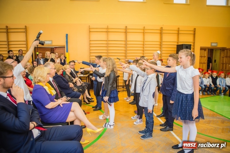Zdjęcie w galerii na portalu naszraciborz.pl: SP 13 powitała pierwszoklasistów. Miejska inauguracja roku szkolnego 2017/2018 wiadomości z regionu