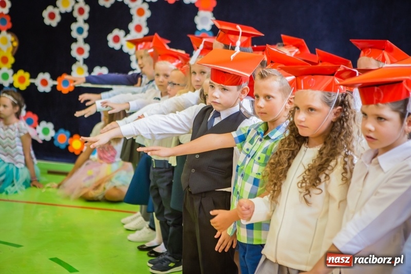 Zdjęcie w galerii na portalu naszraciborz.pl: SP 13 powitała pierwszoklasistów. Miejska inauguracja roku szkolnego 2017/2018 wiadomości z regionu