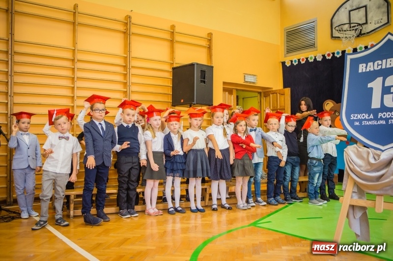 Zdjęcie w galerii na portalu naszraciborz.pl: SP 13 powitała pierwszoklasistów. Miejska inauguracja roku szkolnego 2017/2018 wiadomości z regionu