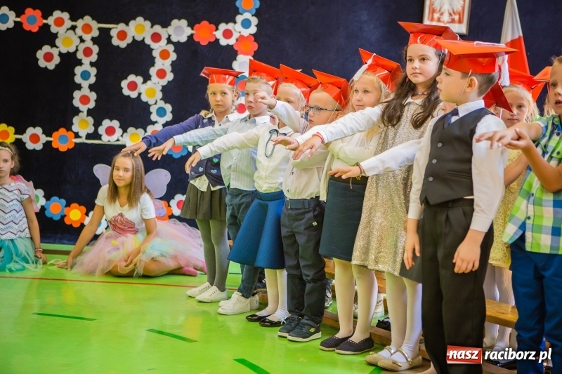 Zdjęcie w galerii na portalu naszraciborz.pl: SP 13 powitała pierwszoklasistów. Miejska inauguracja roku szkolnego 2017/2018 wiadomości z regionu