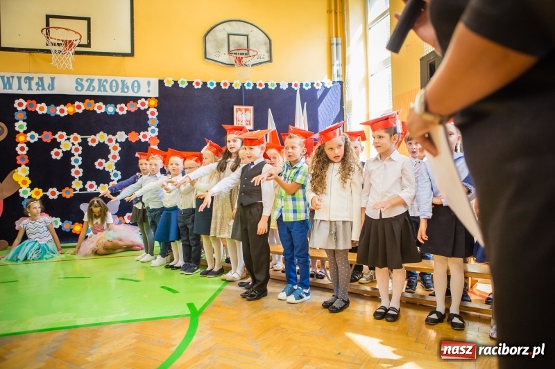 Zdjęcie w galerii na portalu naszraciborz.pl: SP 13 powitała pierwszoklasistów. Miejska inauguracja roku szkolnego 2017/2018 wiadomości z regionu