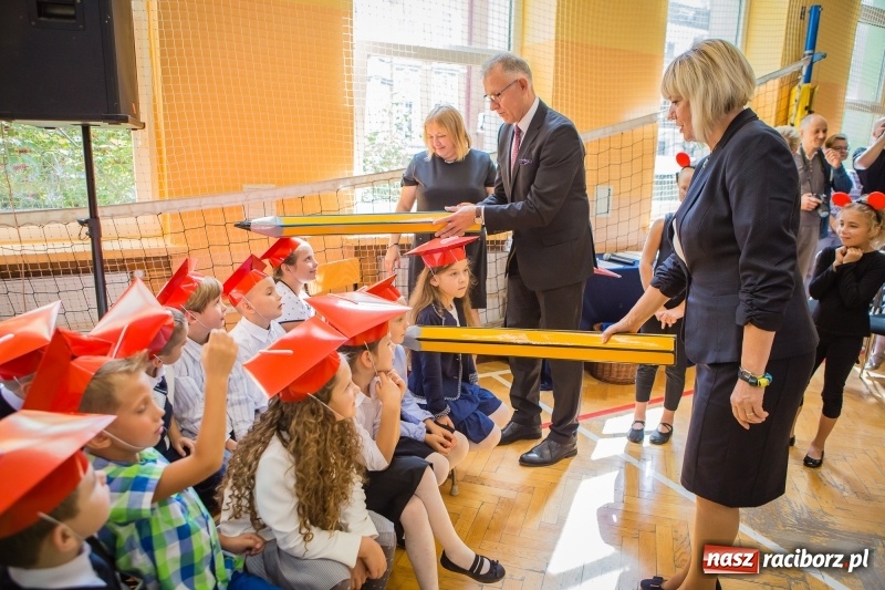 Zdjęcie w galerii na portalu naszraciborz.pl: SP 13 powitała pierwszoklasistów. Miejska inauguracja roku szkolnego 2017/2018 wiadomości z regionu