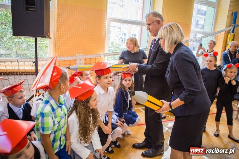Zdjęcie w galerii na portalu naszraciborz.pl: SP 13 powitała pierwszoklasistów. Miejska inauguracja roku szkolnego 2017/2018 wiadomości z regionu