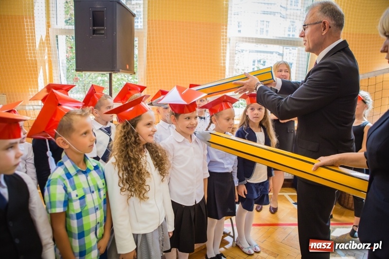 Zdjęcie w galerii na portalu naszraciborz.pl: SP 13 powitała pierwszoklasistów. Miejska inauguracja roku szkolnego 2017/2018 wiadomości z regionu