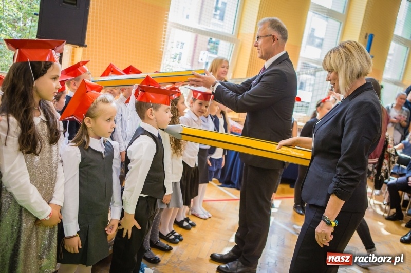 Zdjęcie w galerii na portalu naszraciborz.pl: SP 13 powitała pierwszoklasistów. Miejska inauguracja roku szkolnego 2017/2018 wiadomości z regionu