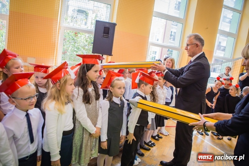 Zdjęcie w galerii na portalu naszraciborz.pl: SP 13 powitała pierwszoklasistów. Miejska inauguracja roku szkolnego 2017/2018 wiadomości z regionu