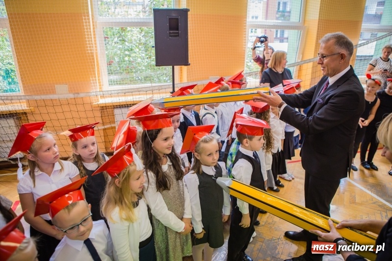 Zdjęcie w galerii na portalu naszraciborz.pl: SP 13 powitała pierwszoklasistów. Miejska inauguracja roku szkolnego 2017/2018 wiadomości z regionu