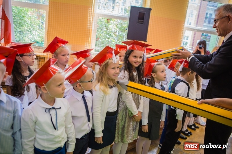 Zdjęcie w galerii na portalu naszraciborz.pl: SP 13 powitała pierwszoklasistów. Miejska inauguracja roku szkolnego 2017/2018 wiadomości z regionu