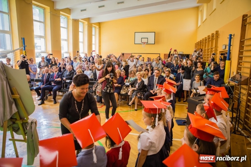 Zdjęcie w galerii na portalu naszraciborz.pl: SP 13 powitała pierwszoklasistów. Miejska inauguracja roku szkolnego 2017/2018 wiadomości z regionu