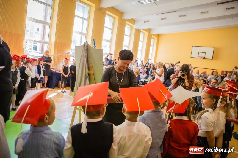 Zdjęcie w galerii na portalu naszraciborz.pl: SP 13 powitała pierwszoklasistów. Miejska inauguracja roku szkolnego 2017/2018 wiadomości z regionu