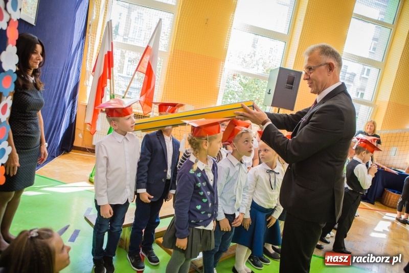 Zdjęcie w galerii na portalu naszraciborz.pl: SP 13 powitała pierwszoklasistów. Miejska inauguracja roku szkolnego 2017/2018 wiadomości z regionu