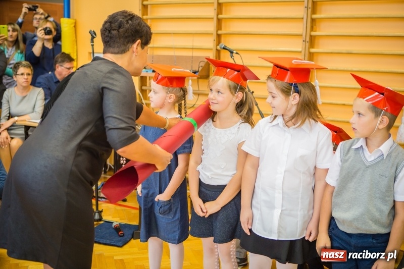 Zdjęcie w galerii na portalu naszraciborz.pl: SP 13 powitała pierwszoklasistów. Miejska inauguracja roku szkolnego 2017/2018 wiadomości z regionu