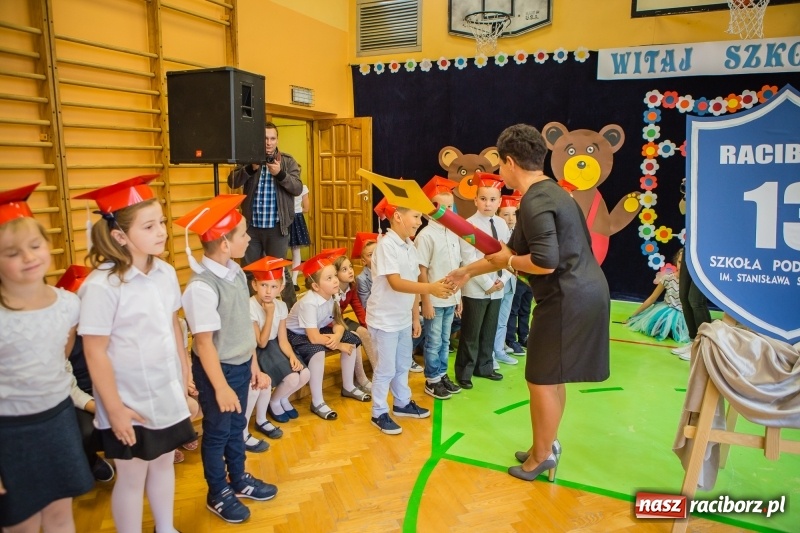 Zdjęcie w galerii na portalu naszraciborz.pl: SP 13 powitała pierwszoklasistów. Miejska inauguracja roku szkolnego 2017/2018 wiadomości z regionu