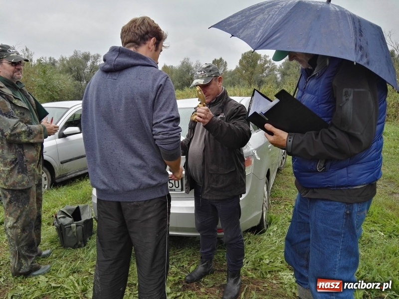 Zdjęcie w galerii na portalu naszraciborz.pl: Deszcz i chłód nie wystraszyły. Łowili o Puchar Wójta Gminy Nędza wiadomości z regionu